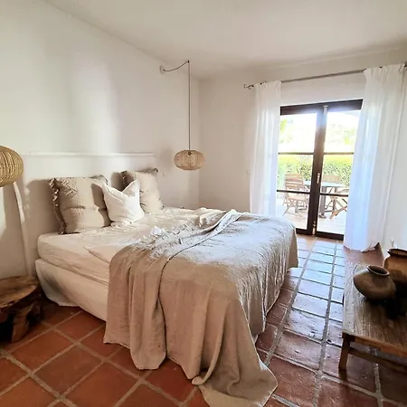 Townhouse Close To Town And