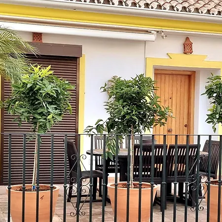 Townhouse Close To Town And